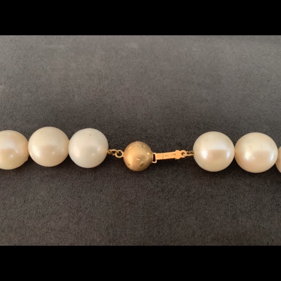 Stunning South Seas White Pearl Strand Necklace - Picture 2 of 3